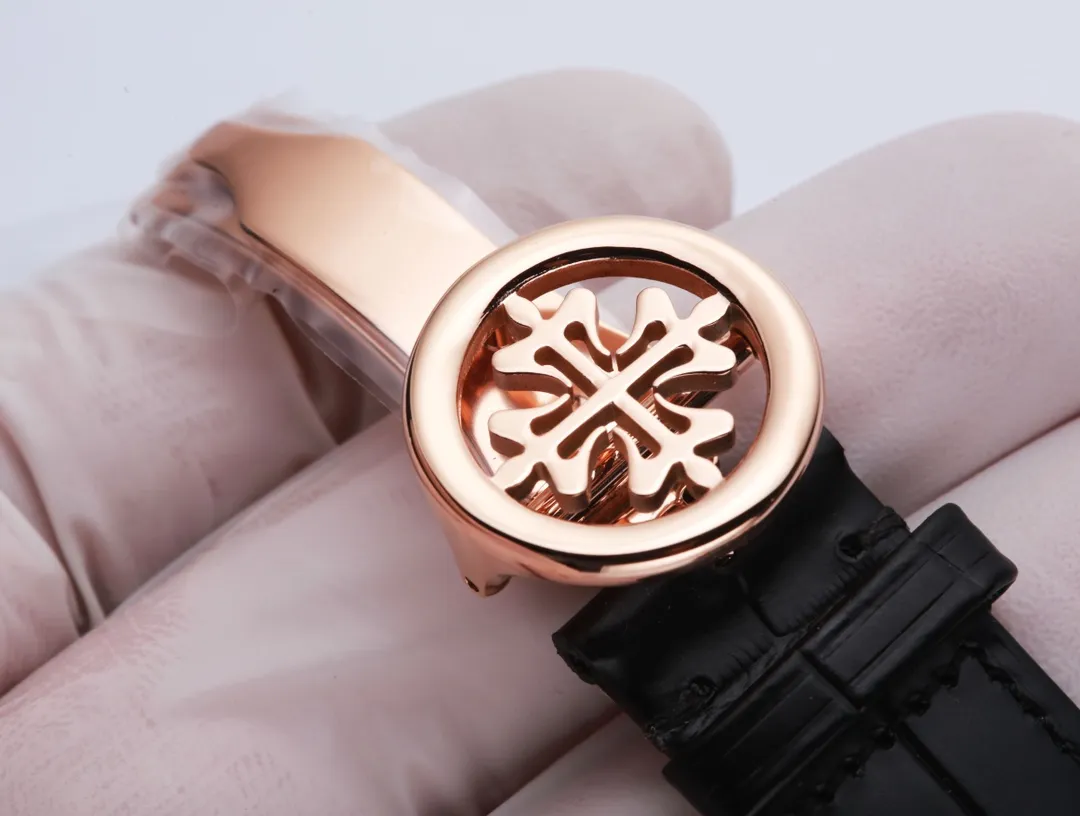 【High-end replica】💰1720! 【Top replica】💰4500! Patek Philippe Starry Sky upgraded and revised version V3 is officially launched. This version corrects the "clockwise" calendar direction consistent with the official version, adds a diamond-set version of the buckle, and tool-free disassembly and assembly of the belt. Text: Patek Philippe 6102 | 6104 Super Complication Series/Geneva Sky Series, have you ever imagined wearing the starry sky on your wrist? This starry sky watch has a unique astrological function. You can enjoy the Geneva sky map on the dial. The blue letters are matched with the 18K real gold-plated moon phase, which is consistent with the original. The black letters are matched with the enamel white moon phase, which is consistent with the original. It took 30 months to carefully build. It uses the original imported Miyota fully automatic mechanical movement modified 324S. The 6 o'clock position on the side of the case It uses imported Swarovski natural rhinestones and an original 18K gold automatic hammer. The moon on the dial will automatically change according to the full moon and eclipse of the moon in the sky. The glass is processed with advanced technology. The micro-arch shape allows the glass to refract light and have a stronger three-dimensional effect, making the dial look more transparent. Men’s ultimate dream is to have the king of watches in hand. Nothing else! (Focus on original new machines) Focus is an attitude, produced by JH!